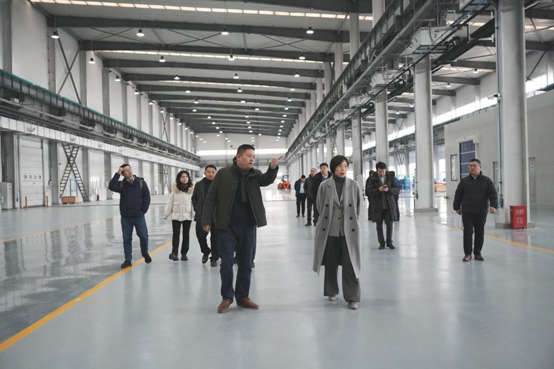 莱玛特常务副总邵锋为肖玲总经理进行工厂介绍